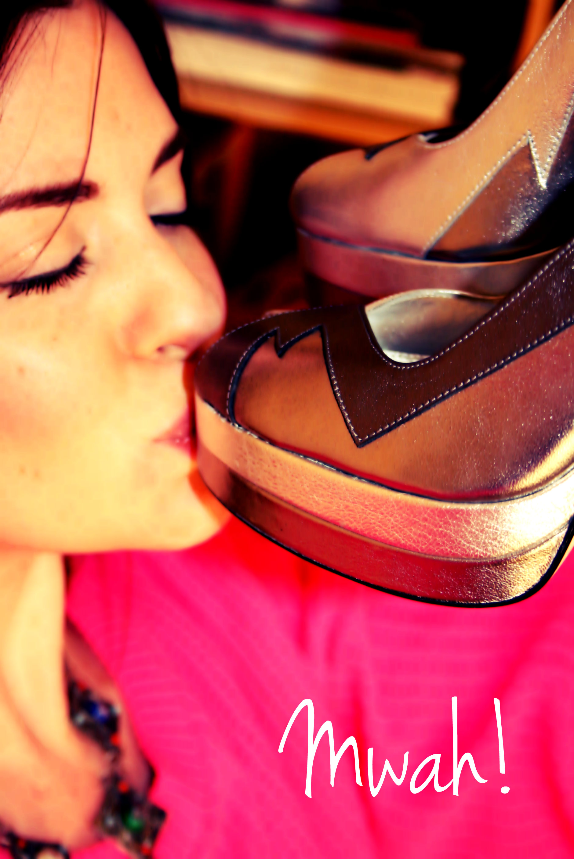 Заставила лизать обувь. Целует туфли. Девушка целует туфли. Целует обувь. Целовать женские туфли.